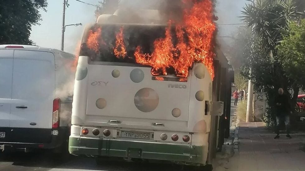 Ενας συρμός χωρίς φρένα και ένα φλεγόμενο λεωφορείο